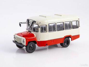Ağ və qırmızı rəngli, diecast materialdan hazırlanmış avtobus modeli