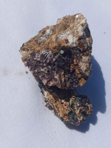 Kristali i minerali: Ovaj prirodni mineralni uzorak prikazuje kombinaciju zemljanih tonova — 4