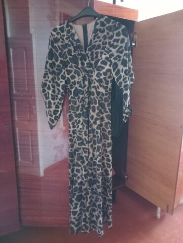 Kurtkalar: Leopard printli qadın maksi donu. Ön tərəfində çarpaz kəsim detalı və