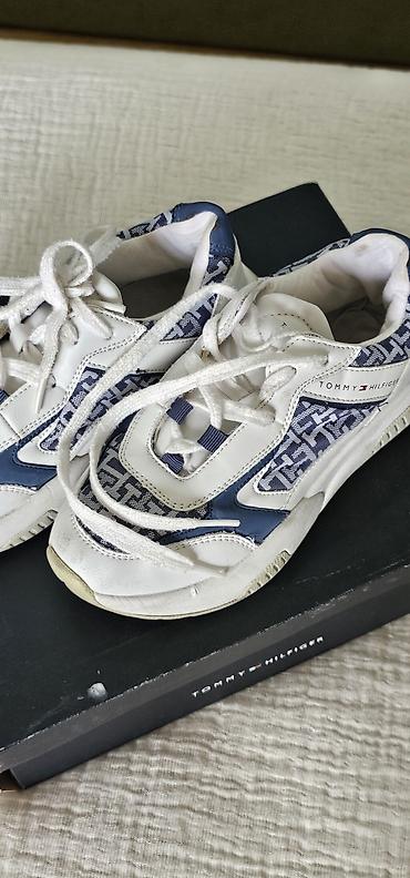 Кроссовки и спортивная обувь: Tommy Hilfiger kişi krossovkaları - Rəng: ağ və tünd göy 34-35 - — 2