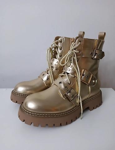 obuća: Dostupne u broju 40
Unutrasnje gaziste 26 cm
1800 rsd 💥 — 4