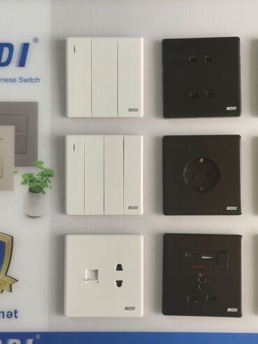 duyu: Modi markalı ağ rəngdə üç düyməli elektrik açarı. Bu açar