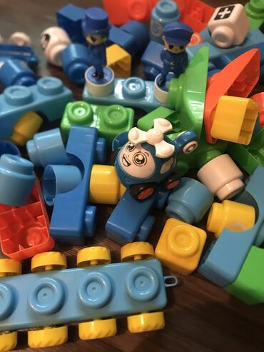 коляска даром: Меняю крупное Лего все детали на месте на сломаны. Меняю на 2 банки