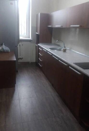 сдаётся квартира рядом рынок дордой: 1 бөлмө, Кыймылсыз мүлк агенттиги, Чогуу жашоосу жок, Толугу менен эмереги бар, Жарым -жартылай эмереги бар