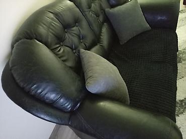 ugaone komode ikea: Dvosjed od crne eko-kože sa dekorativnim dugmadima na naslonu — 3
