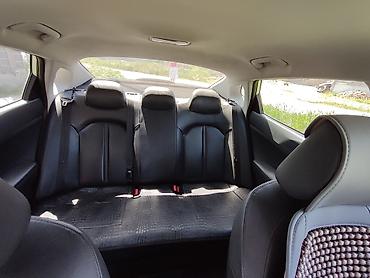 Другие детали салона: Kia К5 - Просторный салон с кожаной отделкой, задний диван на 3 места — 4