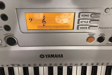 синтезатор: Yamaha PSR-E313, автоаккомпанемент и чувствительные клавиши, небольшие