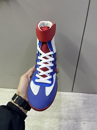Бутсы: Борцовки от бренда Adidas 
Размер; 38,39 — 2