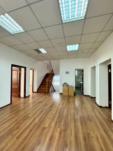 аренда помещения гараж: Сдаю Офисное Помещение 400 кв.м. в аренду в центре Бишкека: - 3х