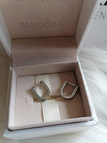 Minđuše: Pandora minđuše
Dobija se u kutijici
Cena:2100din — 11