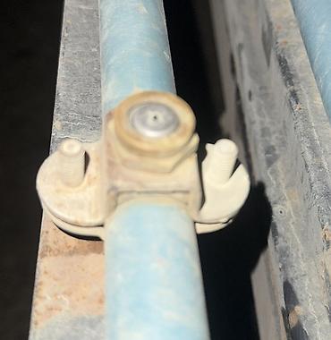 yangin sondurmə siti: Təsvir: Traktor arxasına qoşulan sahə çiləyicisi (boom sprayer). Geniş — 4