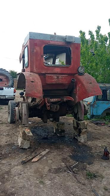 avtobus ve xususi texnika: Sovet istehsalı təkərli traktor (kabinalı), qırmızı rəng. Texniki — 3