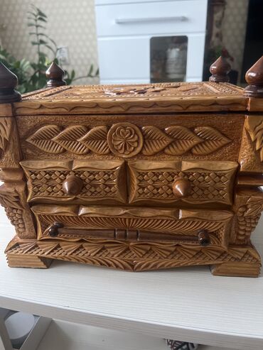 деревянные шкатулки: Деревянная, лакированная, внутри отделка бархатная шкатулка ручной