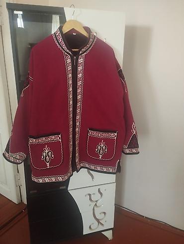 plaş modelleri 2022: - Qırmızı milli naxışlı üst geyimi: Dizaynı Qarabağ/Qafqaz motivli — 1