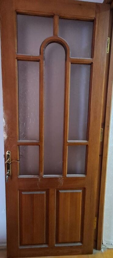 Divar kağızları: Ela veziyyetde otaq qapilari. Temiz taxta