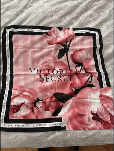 бабочки для декора: Victoria’s Secret kvadrat şərf - Brend: Victoria’s Secret - Dizayn