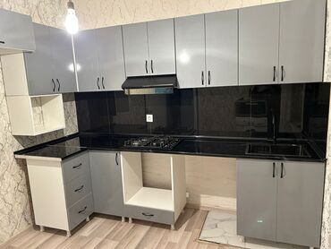 стеклянный стол на кухню купить: Mətbəx mebel dəsti - Rəng: boz fasadlar, qara şüşə-səth arxa panel və