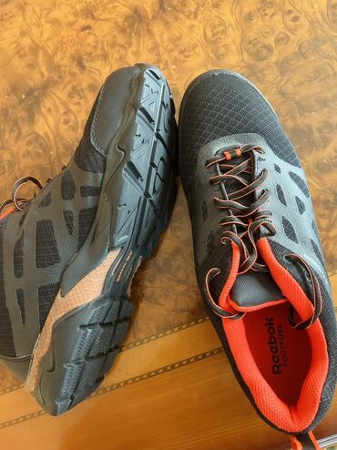 женские белые беговые кроссовки reebok: Təzədir. 46 razmerdi. Amerikadan baha alınıb Reebok firmasınındır