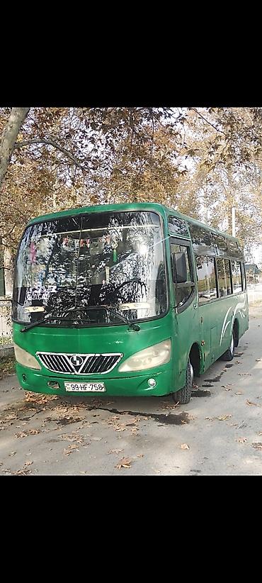 traktor farası: Yaşıl rəngli kiçik şəhər/marşrut avtobusu - Marka/model: Higer (kiçik — 3