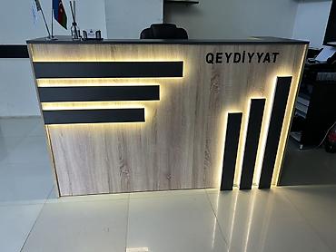 Офисная мебель на заказ: Qeydiyyat üçün resepsiyon masası - Müasir dizayn: Açıq palıd — 2