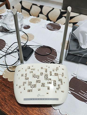 wayfayin kodun deyismek: TP-Link Wi‑Fi router - Model xətti: TP-Link (üstdə loqo və idarəetmə — 1