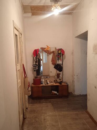 дом орозбекова: 41 м², 3 комнаты, Старый ремонт Без мебели