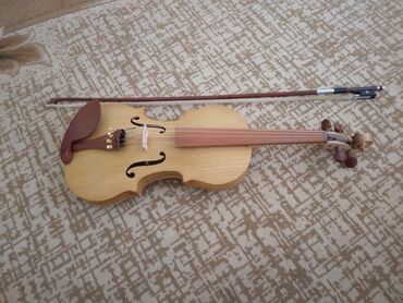 Pianolar: 4/4 profesional skripka Təsvir: - Tam ölçülü klassik skripka.Tut