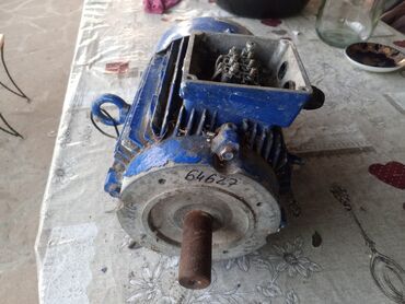 Motor üçün digər detallar: Göy rəngli elektrik mühərriki. Evdə və ya emalatxanda müxtəlif