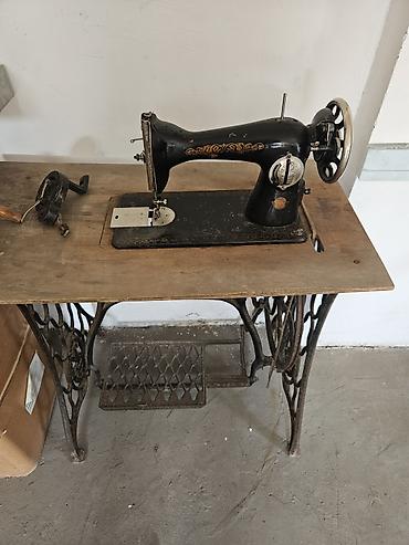qedimi komod: Singer pedallı tikiş maşını və taxta stol bazası. Qiyməydə razılaşma — 2