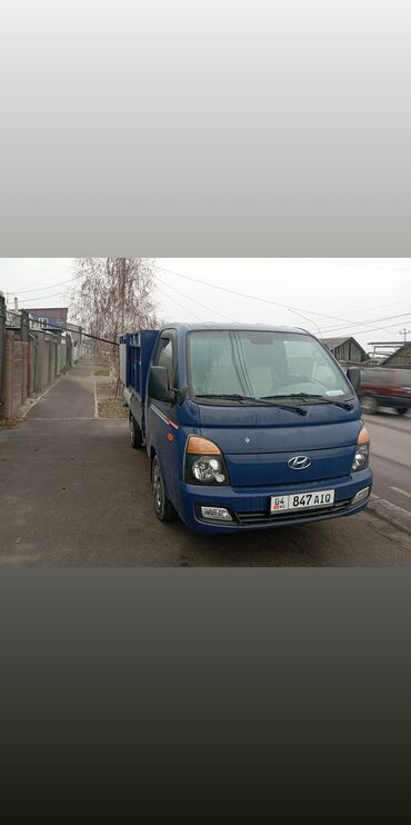 куплю транспортер: Грузовой автомобиль Hyundai Porter синего цвета. Модель оснащена