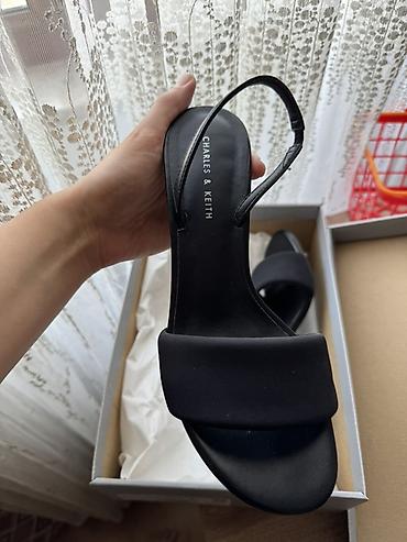 Basanoşka və səndəllər: Charles & Keith qadın sandaleti 36 razmer 1 dəfə geyinilib yeni — 2