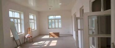 Həyət evləri və villaların satışı: Satılır: həyət evi - Tip: 1 mərtəbə (yüksək kürsülü), daş divarlar — 3