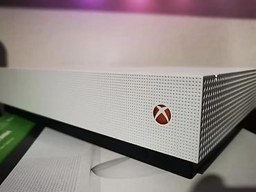 Xbox One: Продаётся Xbox One S (белая)в хорошем состоянии, б/у, полностью — 1