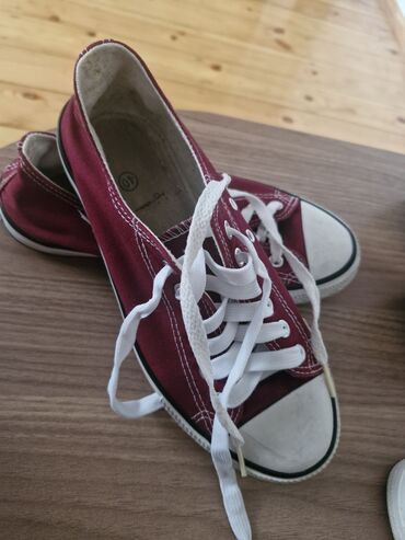 Ayaqqabılar: Kətan idman ayaqqabısı – qırmızı - Model: klassik aşağı (low-top)