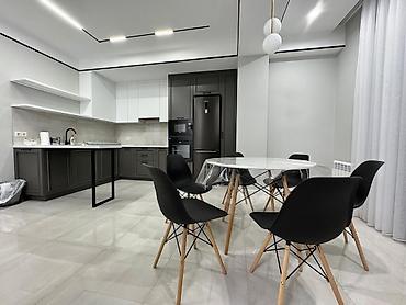 Долгосрочная аренда квартир: 3 комнаты, Риэлтор, Без подселения, С мебелью полностью — 1