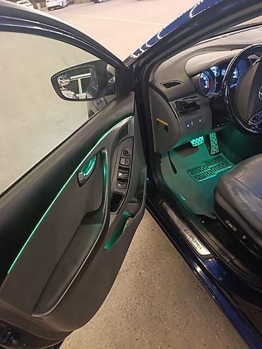 Hyundai: Hyundai Elantra sedan - Kuzov: dərin mavi rəng, idman üslublu ön və — 2