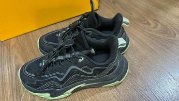 обувь для охоты: Детская обувь 1) Кроссовки: 33 размер, лининг, состояние хорошее