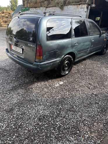 маленькая машина: Nissan Primera: 1992 г., 2 л, Механика, Бензин, Универсал