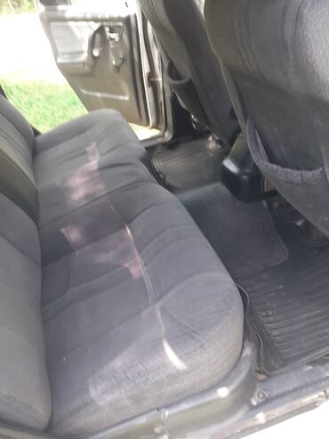 Digər avtomobillər: Gümüşü rəngdə olan bu sedan, klassik dizaynı və rahat interyeri ilə — 6