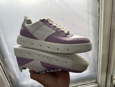 li ning зимние кроссовки: Стильные кроссовки унисекс с комбинацией белого и сиреневого цветов