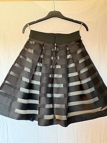 crne satenske pantalone: Crna A-linija suknja sa prugastim, poluprozirnim šarama. Model sa — 1