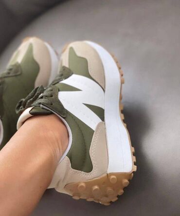 Patike: New balance 327 patike

Novo
Brojevi 36 do 40 — 11