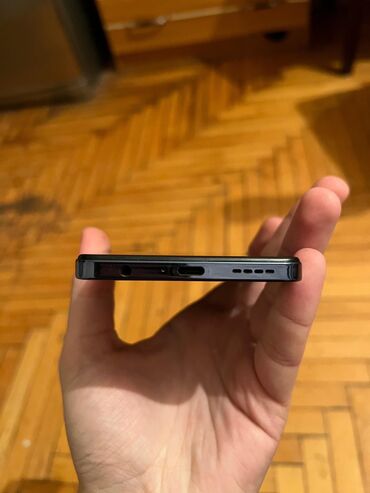 still cool android: Smartfon – qara rəng, düz kənarlı korpus və metal çərçivə. - Yan