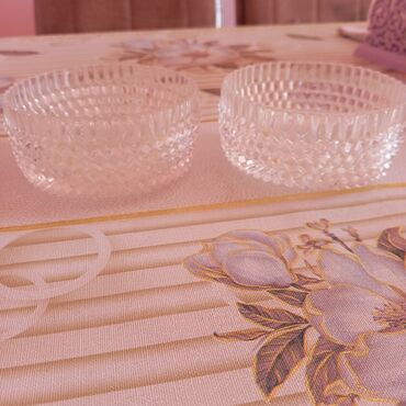 Konfet qabları: Hamısı bir yerdə 20 AZN 2 ədəd Xrustal konfet qabı, 1 ədəd Xrustal — 8