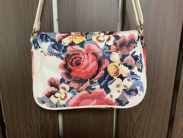 Çantalar: Gənc xanımlar üçün həm çiyindən asmalı, həm də əldə tutulacaq — 9