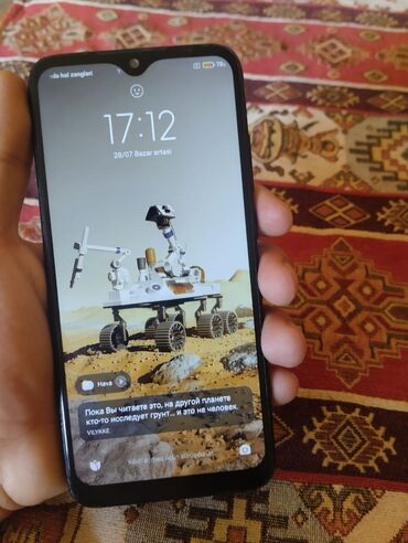 redmi 13c kabro: Xiaomi Redmi Note 7 modeli, qara rəngdə və parlaq səthli. Cihazın arxa