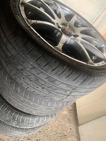 26 təkərlərin satib: Avtomobil üçün yüngül lehimli disk və təkər komplekti. Şin ölçüsü — 2