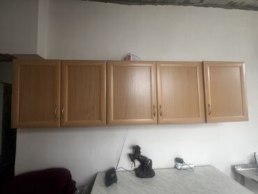 продаю бу шкафы: Продаю кухонный шкаф со столом Кухонный стол Один трехдверный