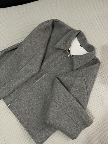 Демисезонные куртки: Два верхних изделия. 1) Стеганое пальто/куртка: - Цвет — 4