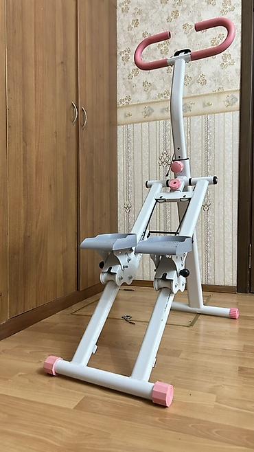 stepper: Ev şəraitində məşq üçün stepper trenajoru. Kompakt quruluşa malik bu — 2